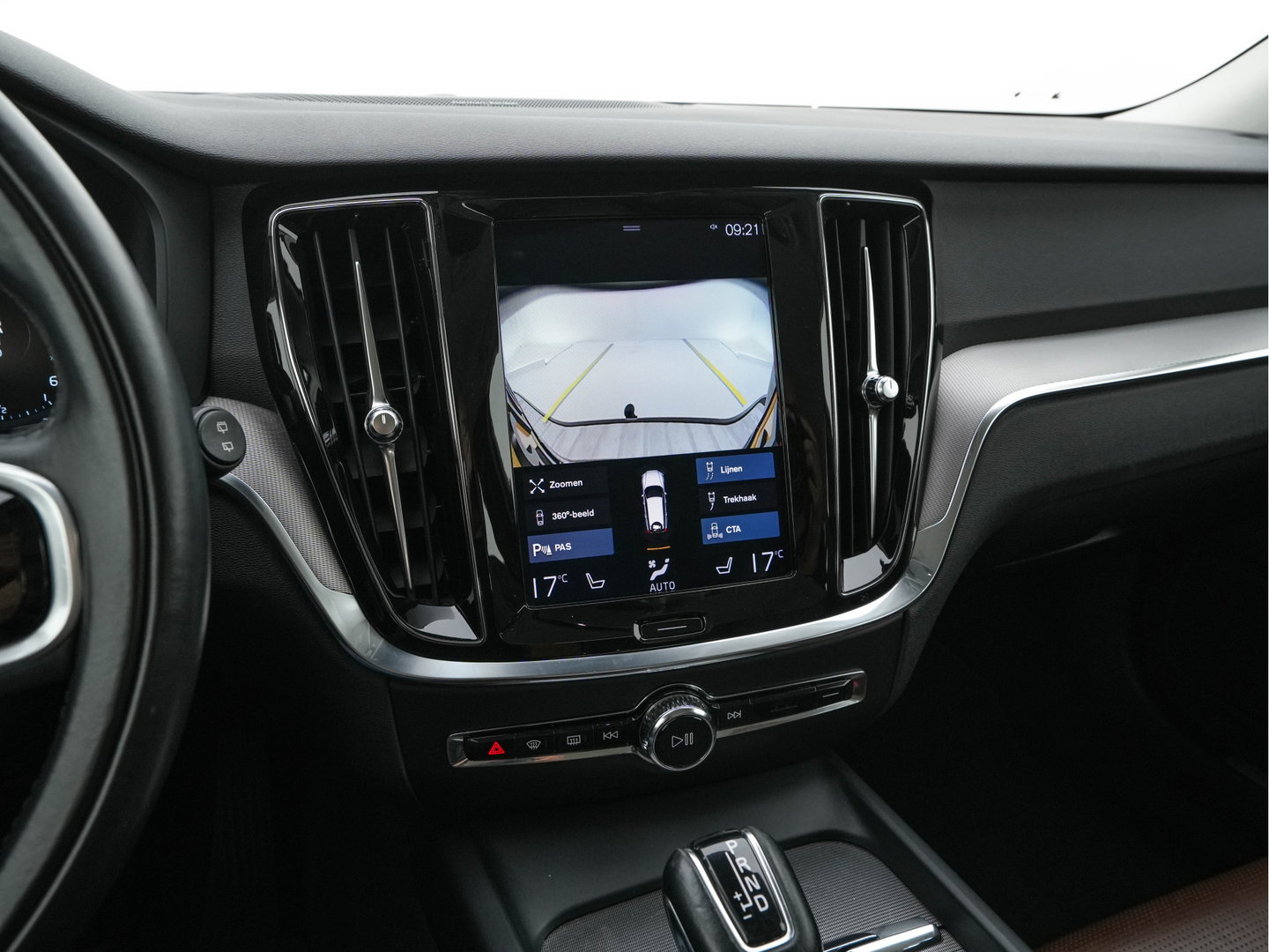 Volvo V60 Cross Country 2.0 D4 AWD Pro Aut. *LEATHER | FULL-LED | HARMAN/KARDON | MEMORY-PACK | BLIND-SPOT | DIGI-COCKPIT | HEATED-COMFORTSEATS | CAMERA | DIGI-COCKPIT | ECC | PDC | CRUISE | 18''ALU | TOWBAR*