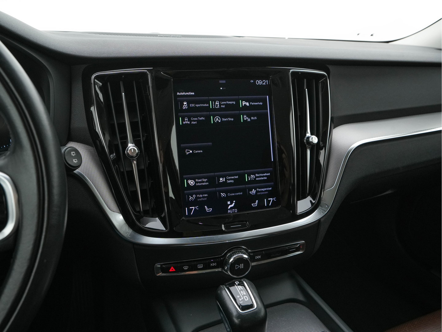 Volvo V60 Cross Country 2.0 D4 AWD Pro Aut. *LEATHER | FULL-LED | HARMAN/KARDON | MEMORY-PACK | BLIND-SPOT | DIGI-COCKPIT | HEATED-COMFORTSEATS | CAMERA | DIGI-COCKPIT | ECC | PDC | CRUISE | 18''ALU | TOWBAR*