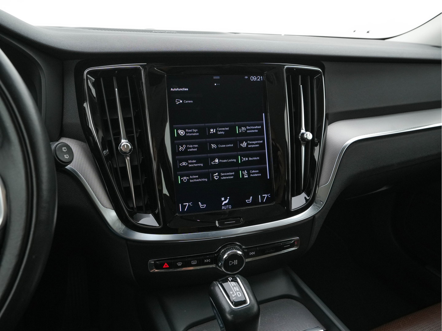 Volvo V60 Cross Country 2.0 D4 AWD Pro Aut. *LEATHER | FULL-LED | HARMAN/KARDON | MEMORY-PACK | BLIND-SPOT | DIGI-COCKPIT | HEATED-COMFORTSEATS | CAMERA | DIGI-COCKPIT | ECC | PDC | CRUISE | 18''ALU | TOWBAR*