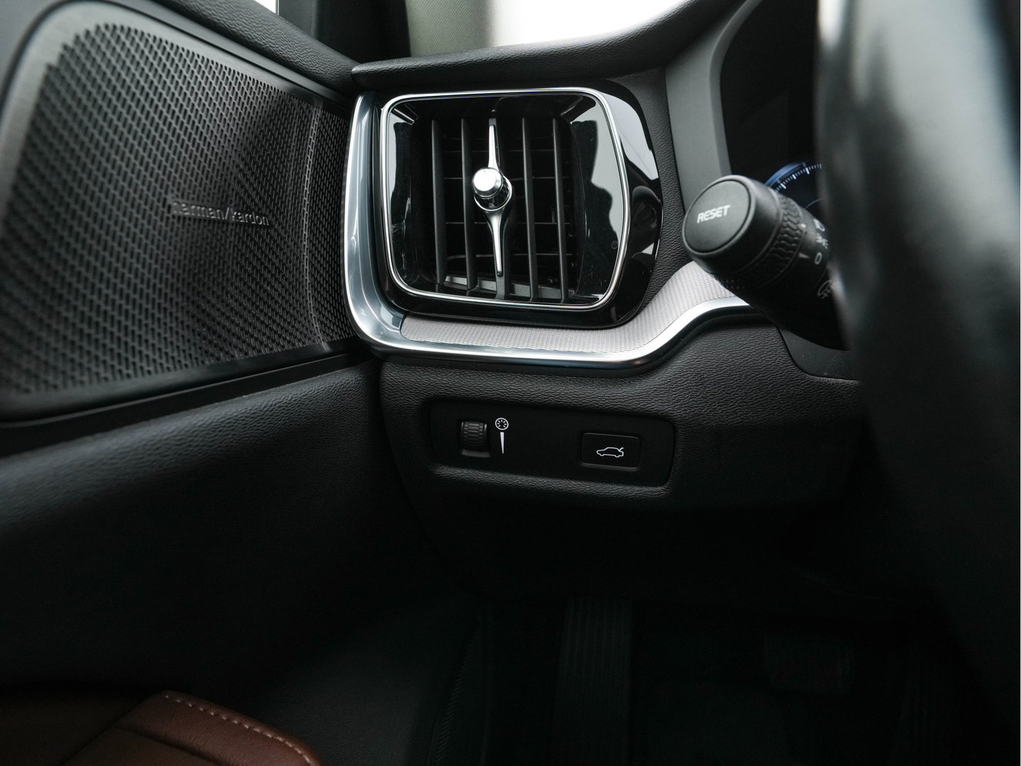 Volvo V60 Cross Country 2.0 D4 AWD Pro Aut. *LEATHER | FULL-LED | HARMAN/KARDON | MEMORY-PACK | BLIND-SPOT | DIGI-COCKPIT | HEATED-COMFORTSEATS | CAMERA | DIGI-COCKPIT | ECC | PDC | CRUISE | 18''ALU | TOWBAR*