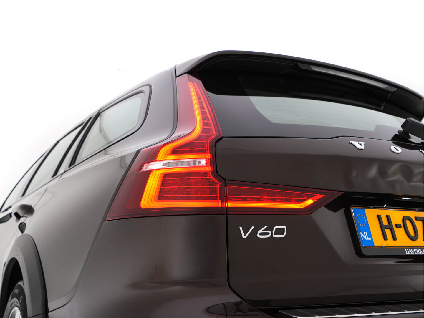 Volvo V60 Cross Country 2.0 D4 AWD Pro Aut. *LEATHER | FULL-LED | HARMAN/KARDON | MEMORY-PACK | BLIND-SPOT | DIGI-COCKPIT | HEATED-COMFORTSEATS | CAMERA | DIGI-COCKPIT | ECC | PDC | CRUISE | 18''ALU | TOWBAR*
