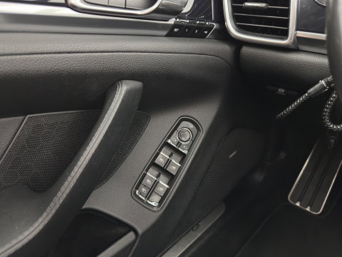 Porsche Panamera 3.0 S E-Hybrid (Plug-In) Aut. *PANO | LEATHER | XENON | HEATED-SPORTSEATS | MEMORY-PACK | BOSE-SOUND | AIR-SUSPENSION | NAVI-FULLMAP | CAMERA | PRIVACY-GLASS | SHIFTPADDLES | ECC | PDC | CRUISE | 20''ALU*