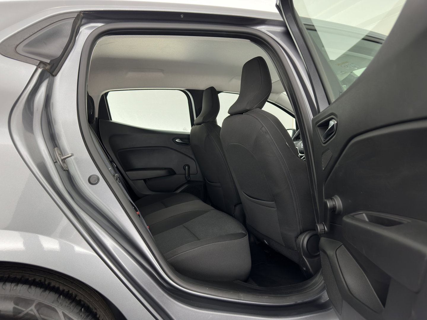 Renault Clio 1.6 E-Tech Hybrid 145 Equilibre (INCL-BTW) Aut. *FULL-LED | COMFORTSEATS | CARPLAY | KEYLESS | DAB+ | ECC | PDC | CRUISE | DIGI-COCKPIT | LANE-ASSIST |  TOWBAR*