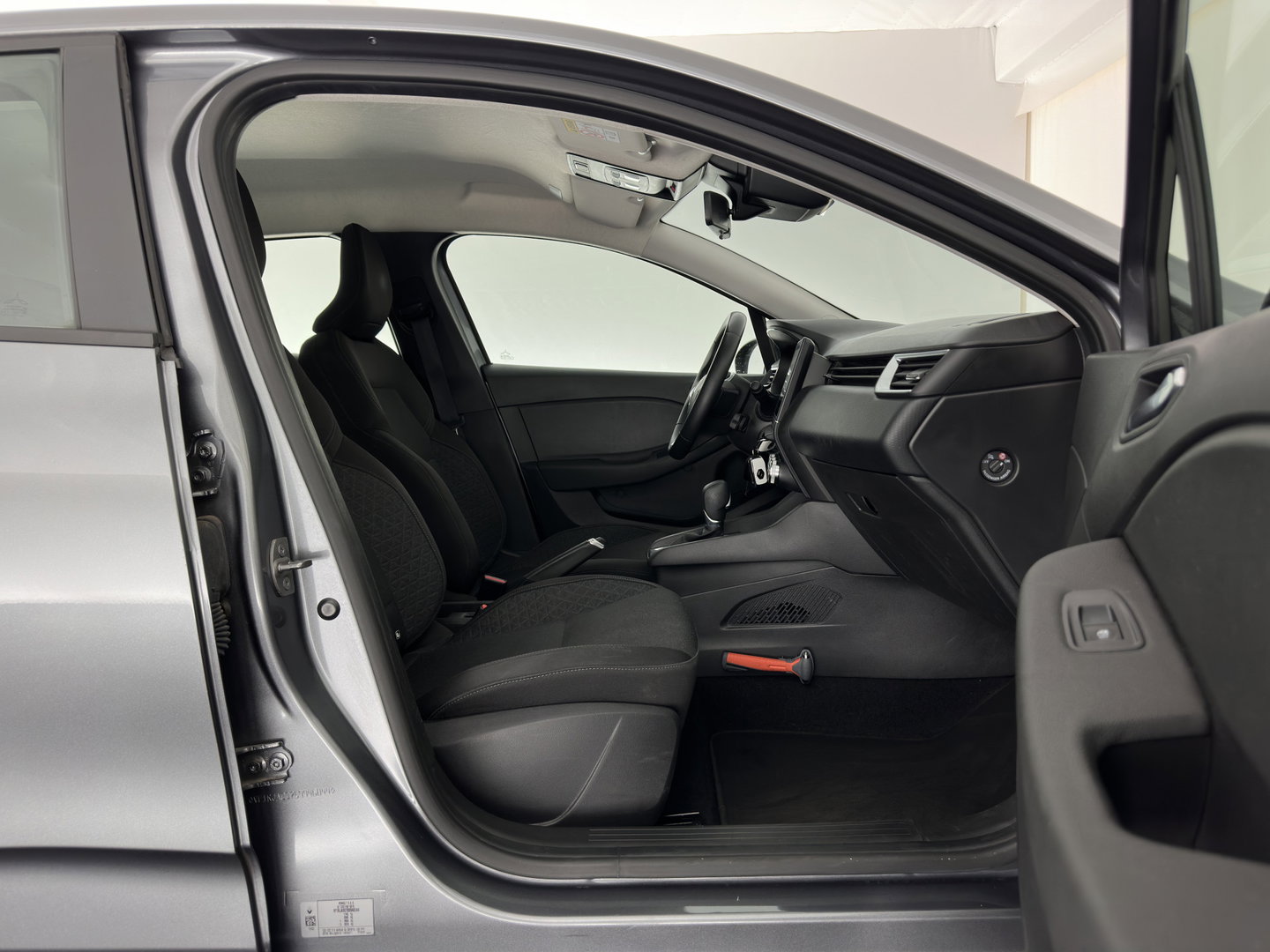 Renault Clio 1.6 E-Tech Hybrid 145 Equilibre (INCL-BTW) Aut. *FULL-LED | COMFORTSEATS | CARPLAY | KEYLESS | DAB+ | ECC | PDC | CRUISE | DIGI-COCKPIT | LANE-ASSIST |  TOWBAR*