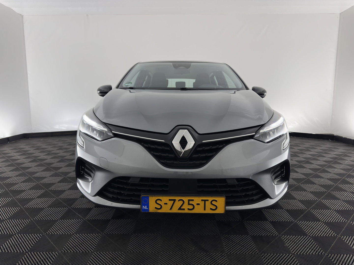 Renault Clio 1.6 E-Tech Hybrid 145 Equilibre (INCL-BTW) Aut. *FULL-LED | COMFORTSEATS | CARPLAY | KEYLESS | DAB+ | ECC | PDC | CRUISE | DIGI-COCKPIT | LANE-ASSIST |  TOWBAR*