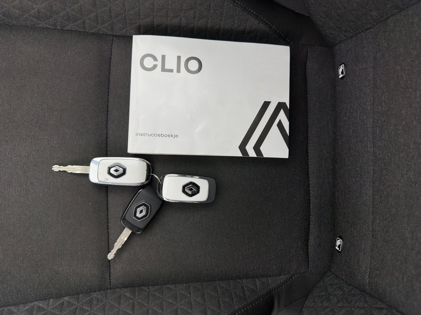 Renault Clio 1.6 E-Tech Hybrid 145 Equilibre (INCL-BTW) Aut. *FULL-LED | COMFORTSEATS | CARPLAY | KEYLESS | DAB+ | ECC | PDC | CRUISE | DIGI-COCKPIT | LANE-ASSIST |  TOWBAR*