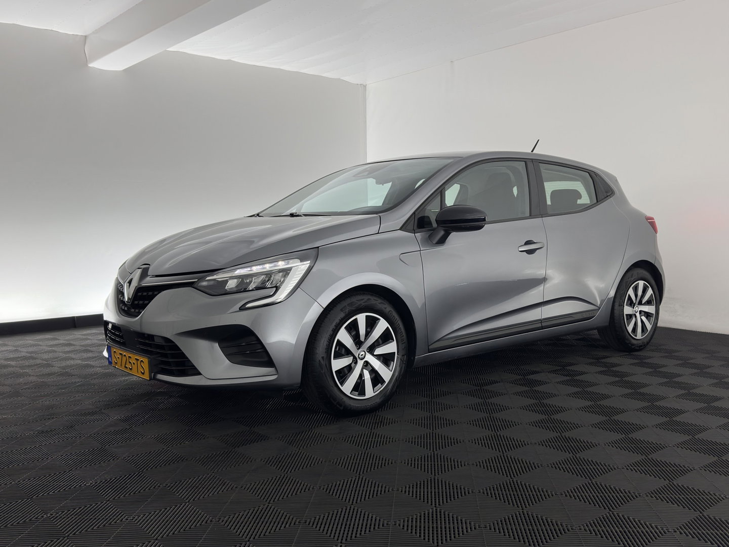 Renault Clio 1.6 E-Tech Hybrid 145 Equilibre (INCL-BTW) Aut. *FULL-LED | COMFORTSEATS | CARPLAY | KEYLESS | DAB+ | ECC | PDC | CRUISE | DIGI-COCKPIT | LANE-ASSIST |  TOWBAR*