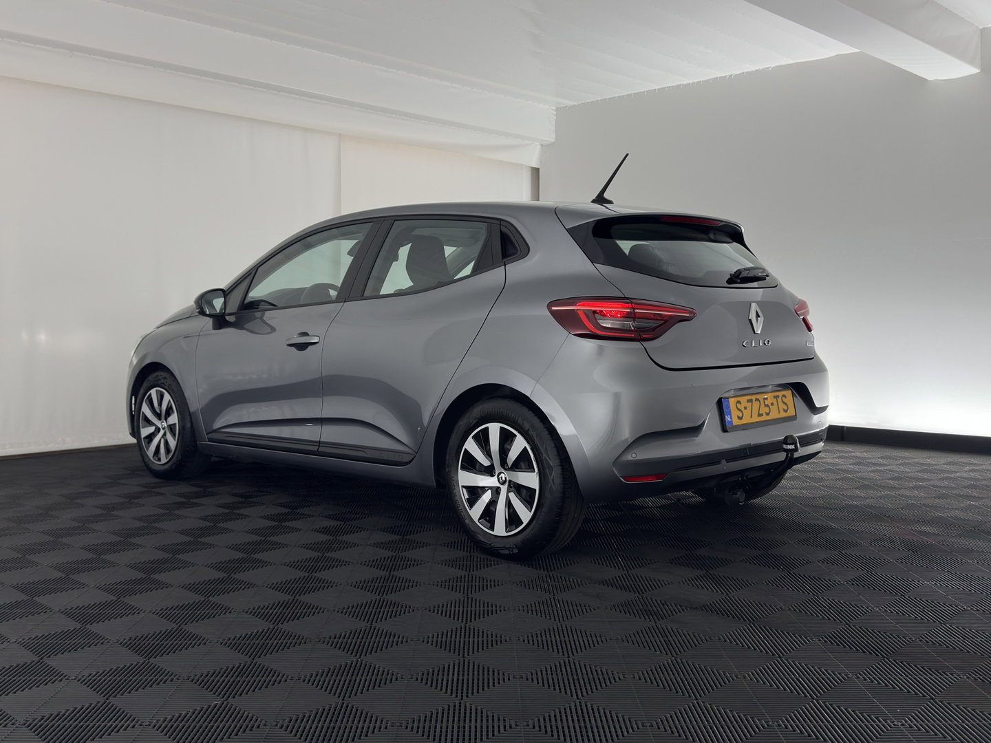 Renault Clio 1.6 E-Tech Hybrid 145 Equilibre (INCL-BTW) Aut. *FULL-LED | COMFORTSEATS | CARPLAY | KEYLESS | DAB+ | ECC | PDC | CRUISE | DIGI-COCKPIT | LANE-ASSIST |  TOWBAR*