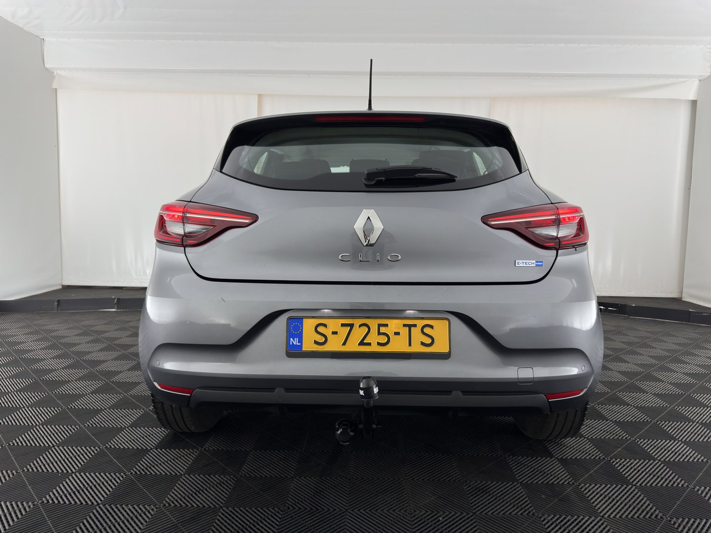 Renault Clio 1.6 E-Tech Hybrid 145 Equilibre (INCL-BTW) Aut. *FULL-LED | COMFORTSEATS | CARPLAY | KEYLESS | DAB+ | ECC | PDC | CRUISE | DIGI-COCKPIT | LANE-ASSIST |  TOWBAR*