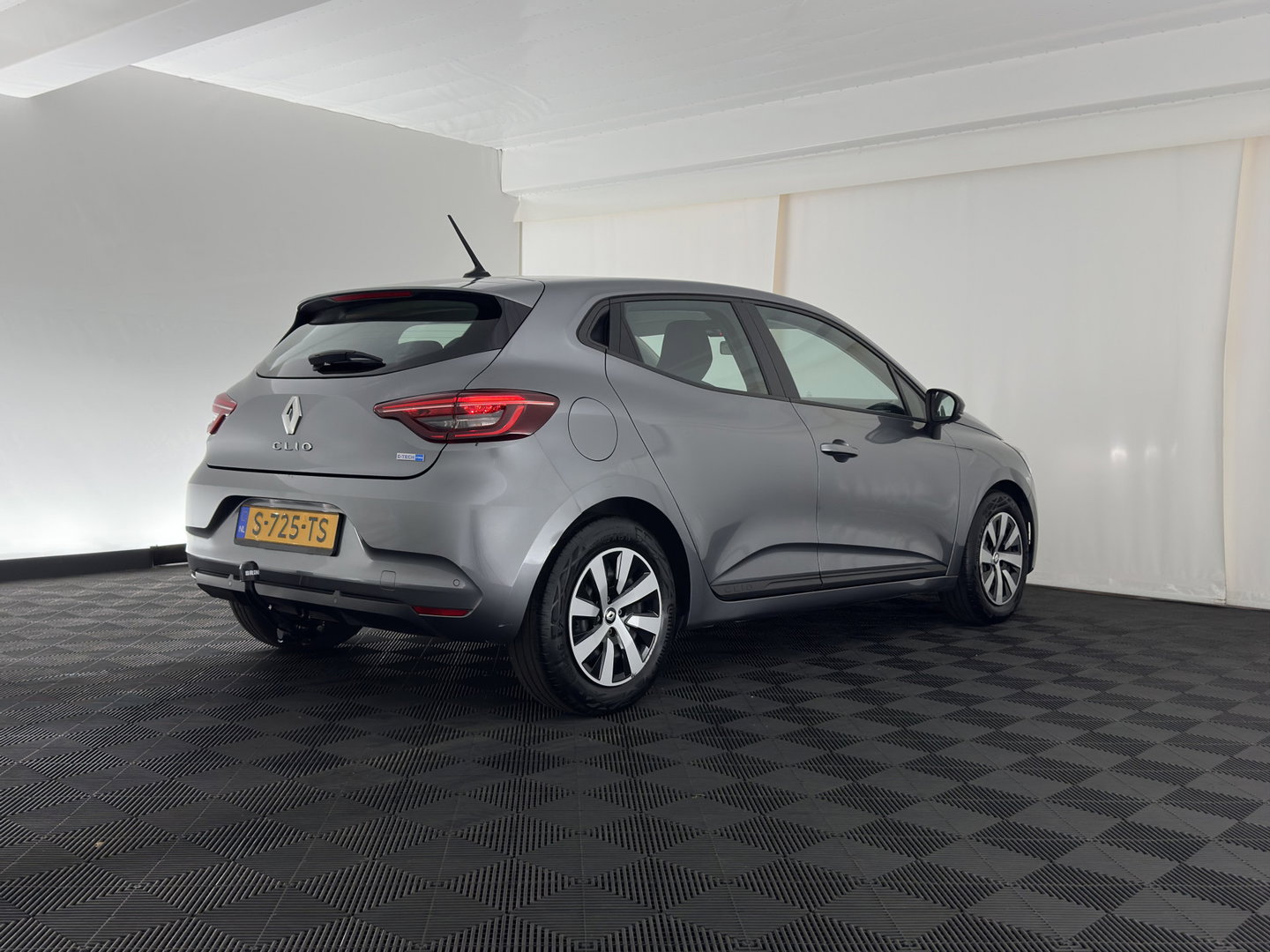 Renault Clio 1.6 E-Tech Hybrid 145 Equilibre (INCL-BTW) Aut. *FULL-LED | COMFORTSEATS | CARPLAY | KEYLESS | DAB+ | ECC | PDC | CRUISE | DIGI-COCKPIT | LANE-ASSIST |  TOWBAR*