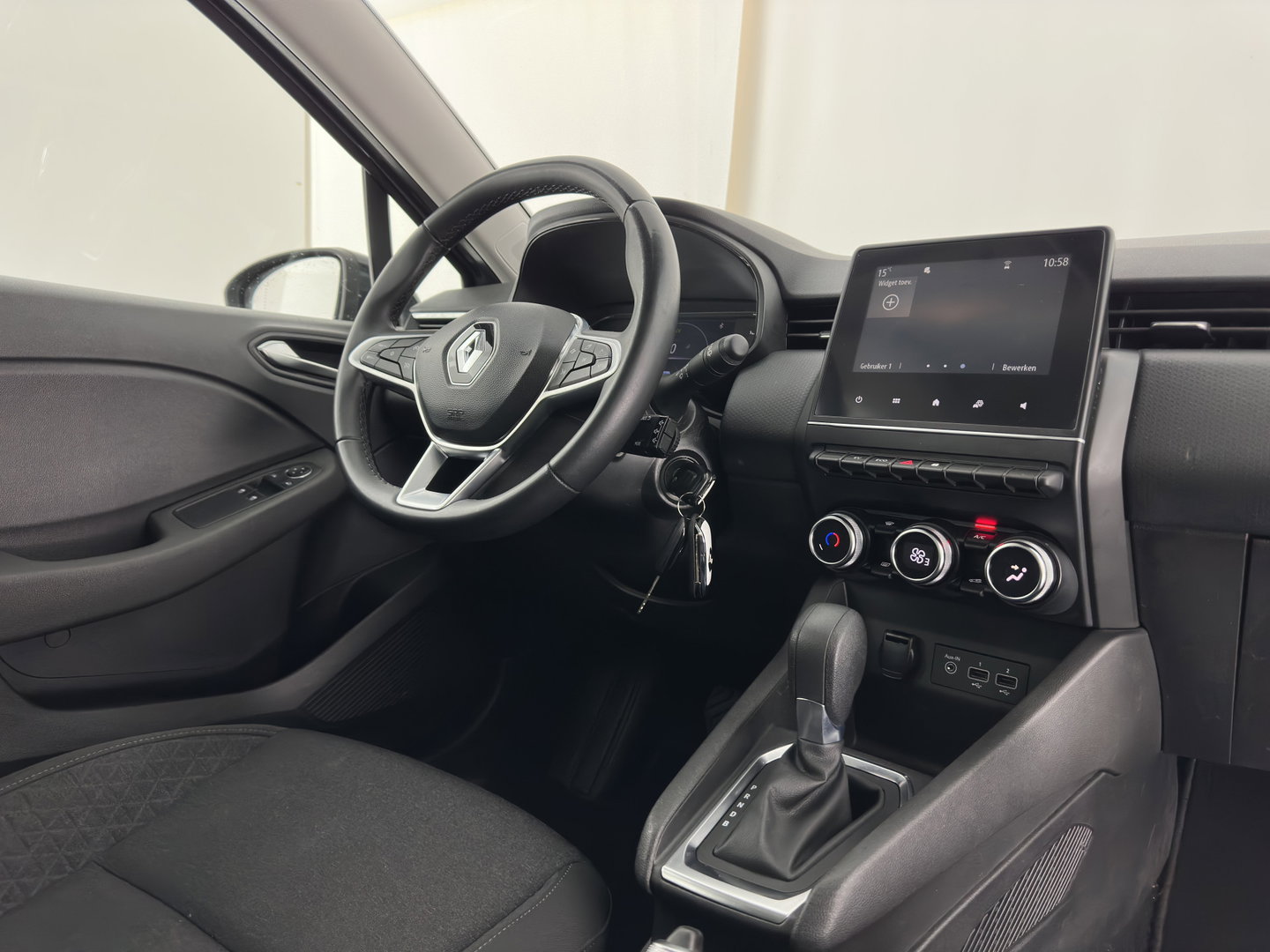 Renault Clio 1.6 E-Tech Hybrid 145 Equilibre (INCL-BTW) Aut. *FULL-LED | COMFORTSEATS | CARPLAY | KEYLESS | DAB+ | ECC | PDC | CRUISE | DIGI-COCKPIT | LANE-ASSIST |  TOWBAR*