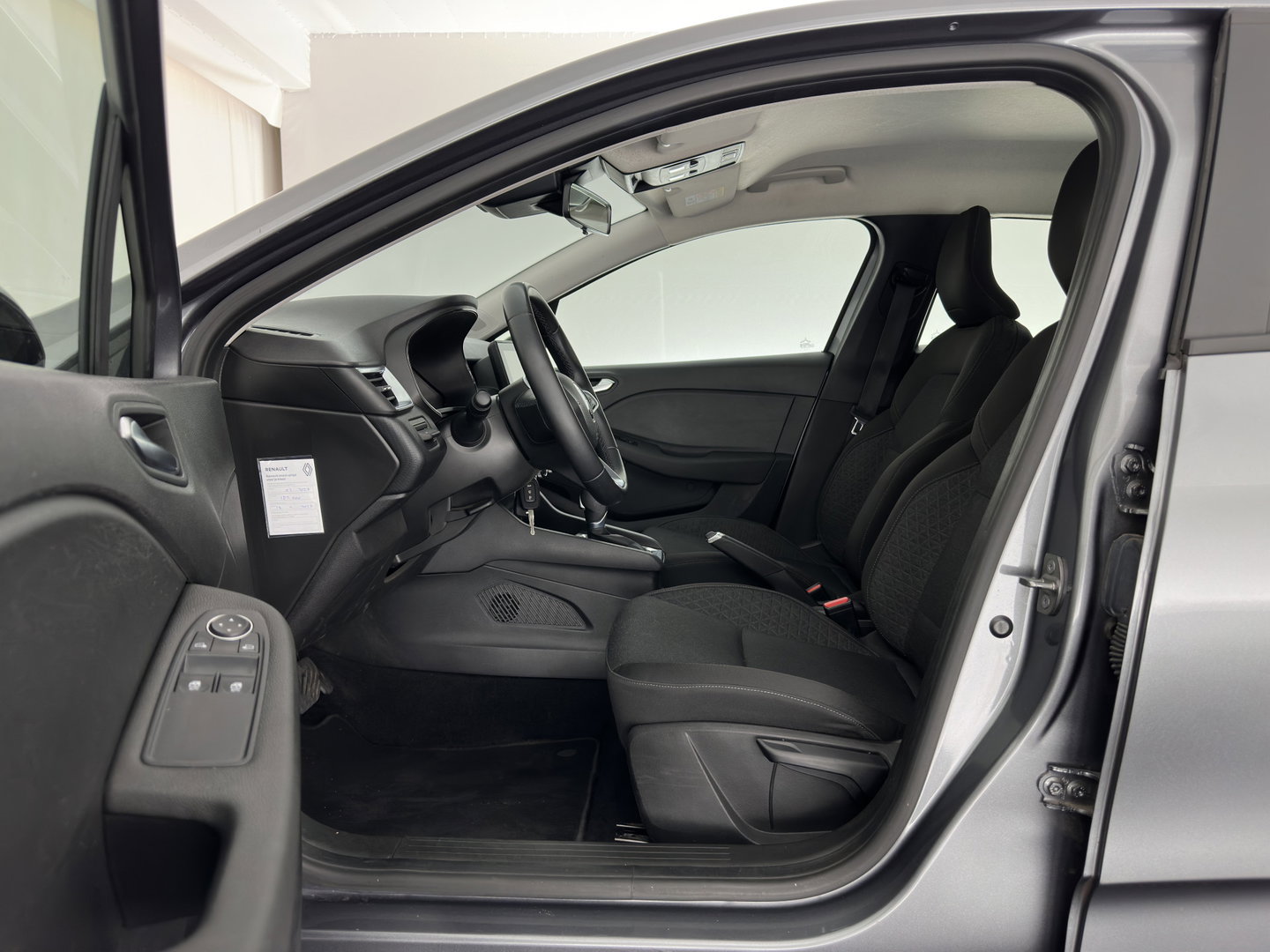 Renault Clio 1.6 E-Tech Hybrid 145 Equilibre (INCL-BTW) Aut. *FULL-LED | COMFORTSEATS | CARPLAY | KEYLESS | DAB+ | ECC | PDC | CRUISE | DIGI-COCKPIT | LANE-ASSIST |  TOWBAR*