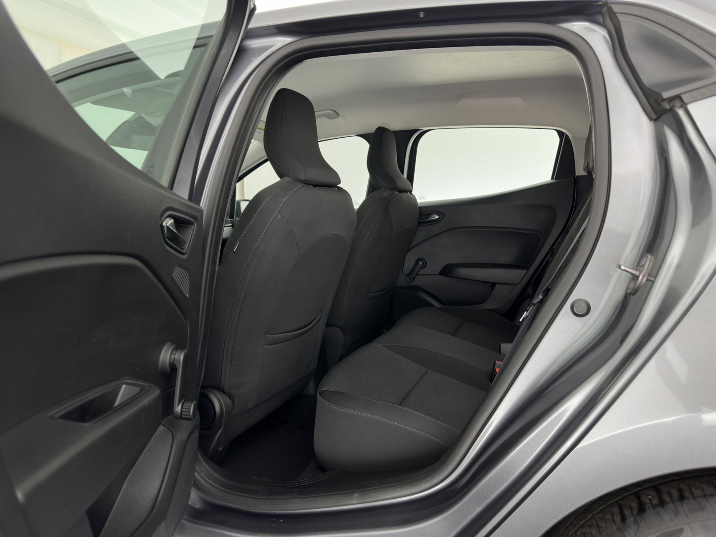 Renault Clio 1.6 E-Tech Hybrid 145 Equilibre (INCL-BTW) Aut. *FULL-LED | COMFORTSEATS | CARPLAY | KEYLESS | DAB+ | ECC | PDC | CRUISE | DIGI-COCKPIT | LANE-ASSIST |  TOWBAR*