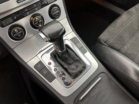 Volkswagen Passat 2.0 FSI Highline Aut. *NAVI-FULLMAP | LEATHER-ALCANTARA | SPORT-SEATS | ECC | HEATED-SEATS | PDC | CRUISE*
