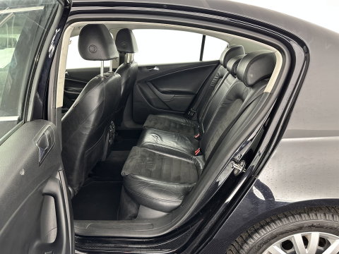 Volkswagen Passat 2.0 FSI Highline Aut. *NAVI-FULLMAP | LEATHER-ALCANTARA | SPORT-SEATS | ECC | HEATED-SEATS | PDC | CRUISE*