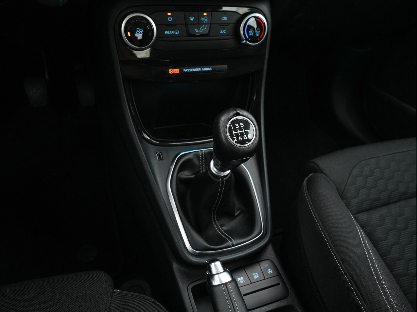 Ford Puma 1.0 EcoBoost Hybrid Titanium (INCL-BTW) *NAVI-FULLMAP | FULL-LED | SPORTSEATS | DAB+ | ECC | CARPLAY | PDC | CRUISE | TOWBAR | LANE-ASSIST | 17''ALU *