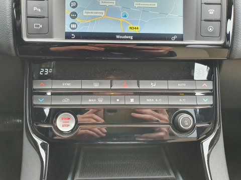 Jaguar XE 2.0 D Prestige ( ⚠️ ) Aut. *NAVI-FULLMAP | CAMERA | ECC | JAGUAR-AUDIO | SHIFTPADDLES | CRUISE | PDC | LANE-ASSIST | AMBIENTLIGHT | TOWBAR | COMFORTSEATS | 17"ALU*