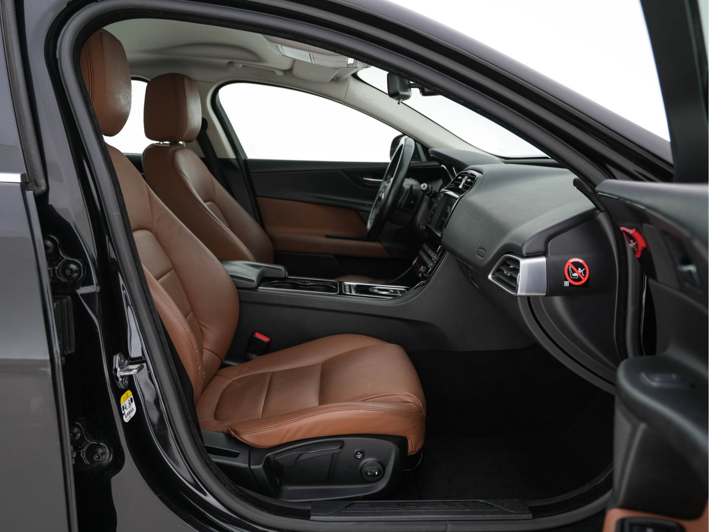 Jaguar XE 2.0 D Pure ( ⚠️) Aut. *LEATHER | NAVI-FULLMAP | HEATED-COMFORTSEATS | CAMERA | ECC | SHIFT-PADDLES | LANE-ASSIST | PDC | SHIFT-PADDLES | LANE-ASSIST | JAGUAR-AUDIO | CRUISE | 17''ALU*