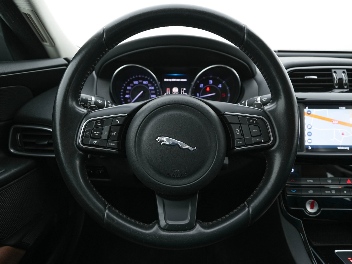 Jaguar XE 2.0 D Pure ( ⚠️) Aut. *LEATHER | NAVI-FULLMAP | HEATED-COMFORTSEATS | CAMERA | ECC | SHIFT-PADDLES | LANE-ASSIST | PDC | SHIFT-PADDLES | LANE-ASSIST | JAGUAR-AUDIO | CRUISE | 17''ALU*