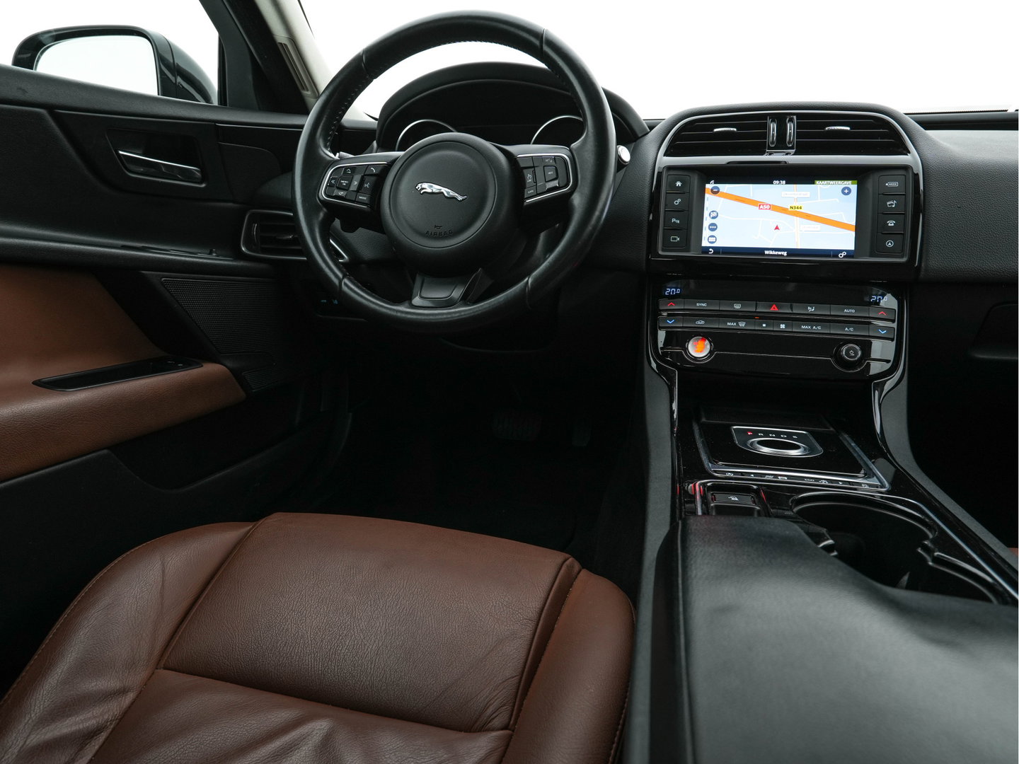 Jaguar XE 2.0 D Pure ( ⚠️) Aut. *LEATHER | NAVI-FULLMAP | HEATED-COMFORTSEATS | CAMERA | ECC | SHIFT-PADDLES | LANE-ASSIST | PDC | SHIFT-PADDLES | LANE-ASSIST | JAGUAR-AUDIO | CRUISE | 17''ALU*