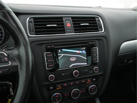 Volkswagen Jetta 1.4 TSI Hybrid Highline Executive-Pack Aut. *PANO | BI-XENON | NAVI-FULLMAP | CAMERA | HEATED-COMFORTSEATS | ECC | PDC | PRIVACY-GLASS | CRUISE | RADIO-CD | SHIFT-PADDLES | 17''ALU*