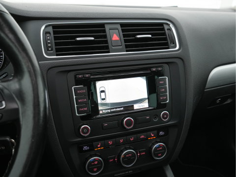 Volkswagen Jetta 1.4 TSI Hybrid Highline Executive-Pack Aut. *PANO | BI-XENON | NAVI-FULLMAP | CAMERA | HEATED-COMFORTSEATS | ECC | PDC | PRIVACY-GLASS | CRUISE | RADIO-CD | SHIFT-PADDLES | 17''ALU*