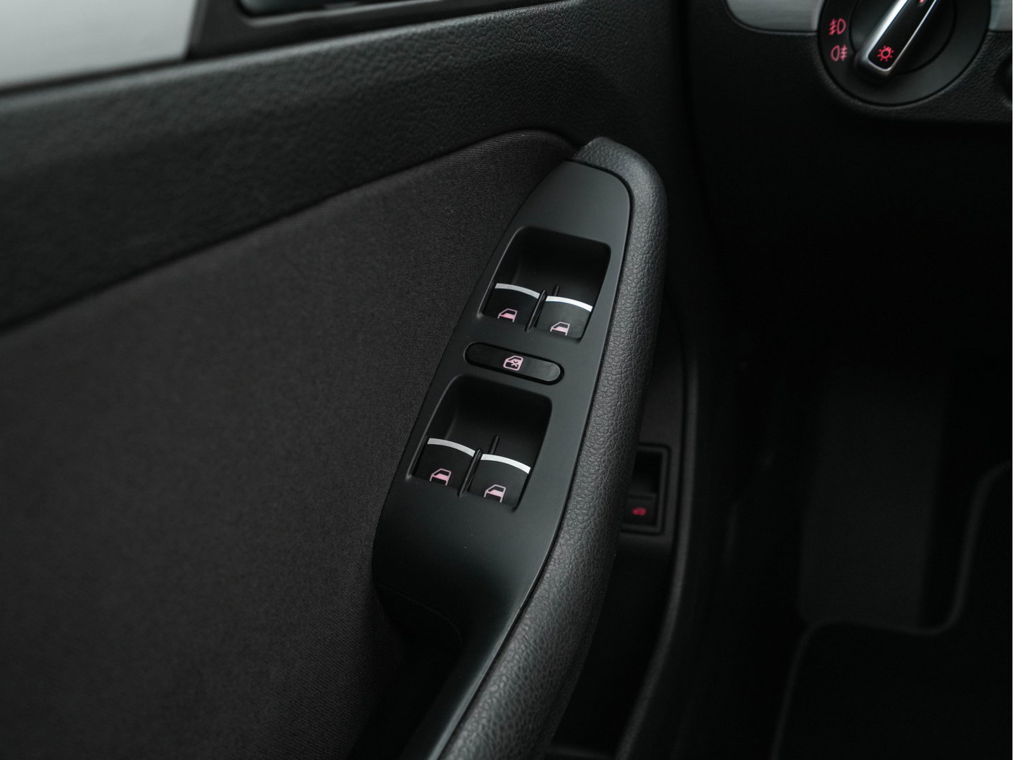 Volkswagen Jetta 1.4 TSI Hybrid Highline Executive-Pack Aut. *PANO | BI-XENON | NAVI-FULLMAP | CAMERA | HEATED-COMFORTSEATS | ECC | PDC | PRIVACY-GLASS | CRUISE | RADIO-CD | SHIFT-PADDLES | 17''ALU*