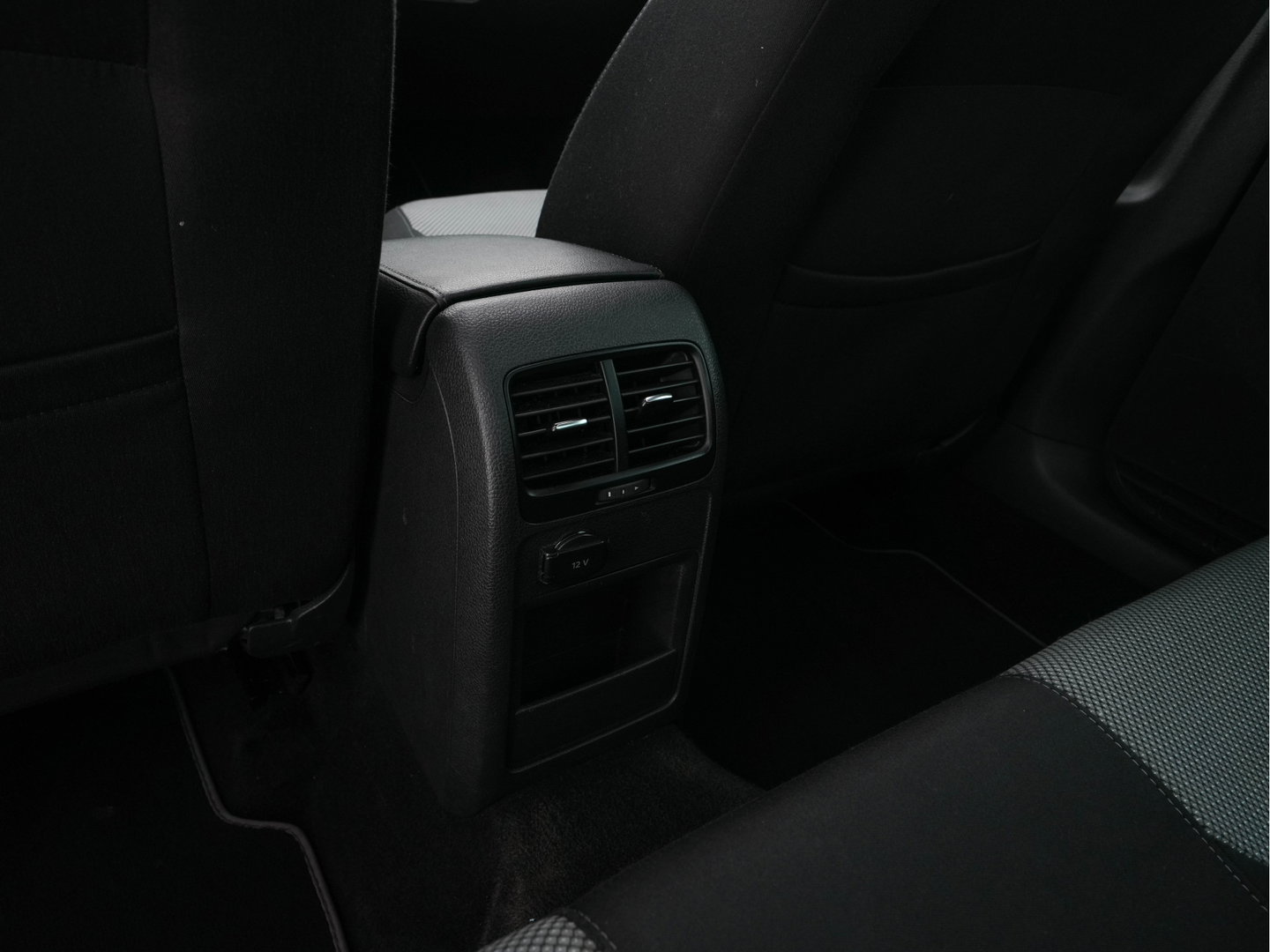 Volkswagen Jetta 1.4 TSI Hybrid Highline Executive-Pack Aut. *PANO | BI-XENON | NAVI-FULLMAP | CAMERA | HEATED-COMFORTSEATS | ECC | PDC | PRIVACY-GLASS | CRUISE | RADIO-CD | SHIFT-PADDLES | 17''ALU*