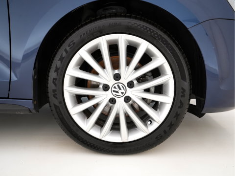 Volkswagen Jetta 1.4 TSI Hybrid Highline Executive-Pack Aut. *PANO | BI-XENON | NAVI-FULLMAP | CAMERA | HEATED-COMFORTSEATS | ECC | PDC | PRIVACY-GLASS | CRUISE | RADIO-CD | SHIFT-PADDLES | 17''ALU*