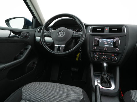 Volkswagen Jetta 1.4 TSI Hybrid Highline Executive-Pack Aut. *PANO | BI-XENON | NAVI-FULLMAP | CAMERA | HEATED-COMFORTSEATS | ECC | PDC | PRIVACY-GLASS | CRUISE | RADIO-CD | SHIFT-PADDLES | 17''ALU*