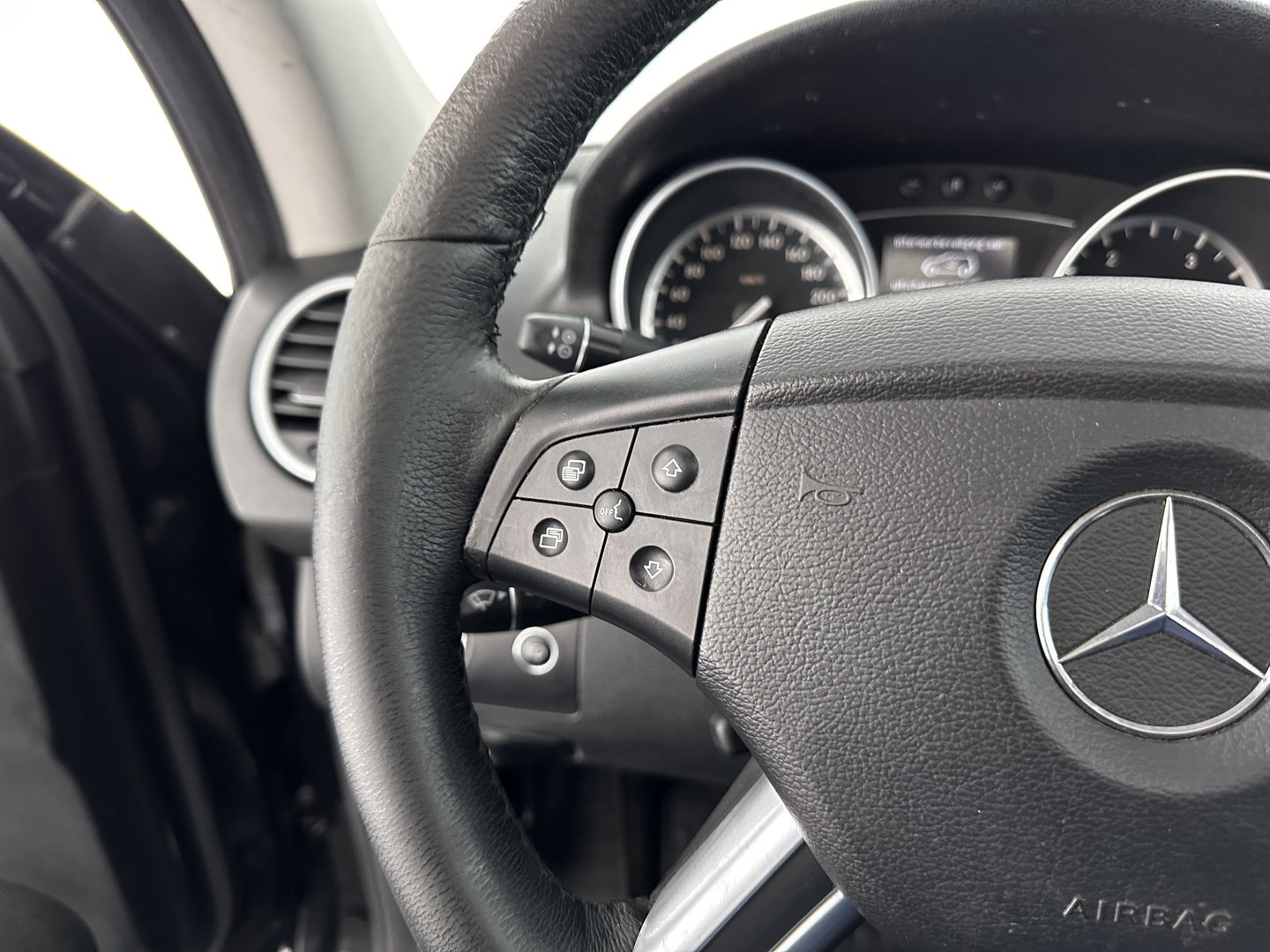 Mercedes-Benz M-Klasse ML 420 CDI (⚠️) Aut. *PANO | LEATHER | BI-XENON | NAVI-FULLMAP | KEYLESS | AIRMATIC | CAMERA | TOWBAR | CRUISE | HARMAN/KARDON-AUDIO| MEMORY-PACK | HEATED-COMFORT-SEATS | 19"ALU*