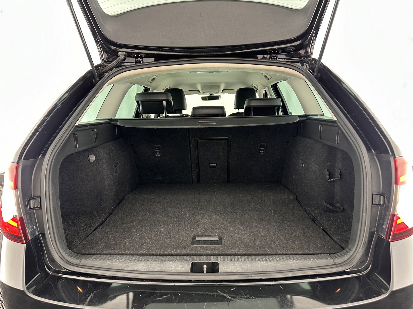Škoda Octavia Combi 1.6 TDI Greentech Clever Edition Aut. *LEATHER-FABRIC | NAVI-FULLMAP | COMFORT-SEATS | DAB+ | HEATED-SEATS | AMUNDSEN-AUDIO | ECC | SHIFT-PADDLES | PARKPILOT | CRUISE | TOWBAR | 16''ALU *