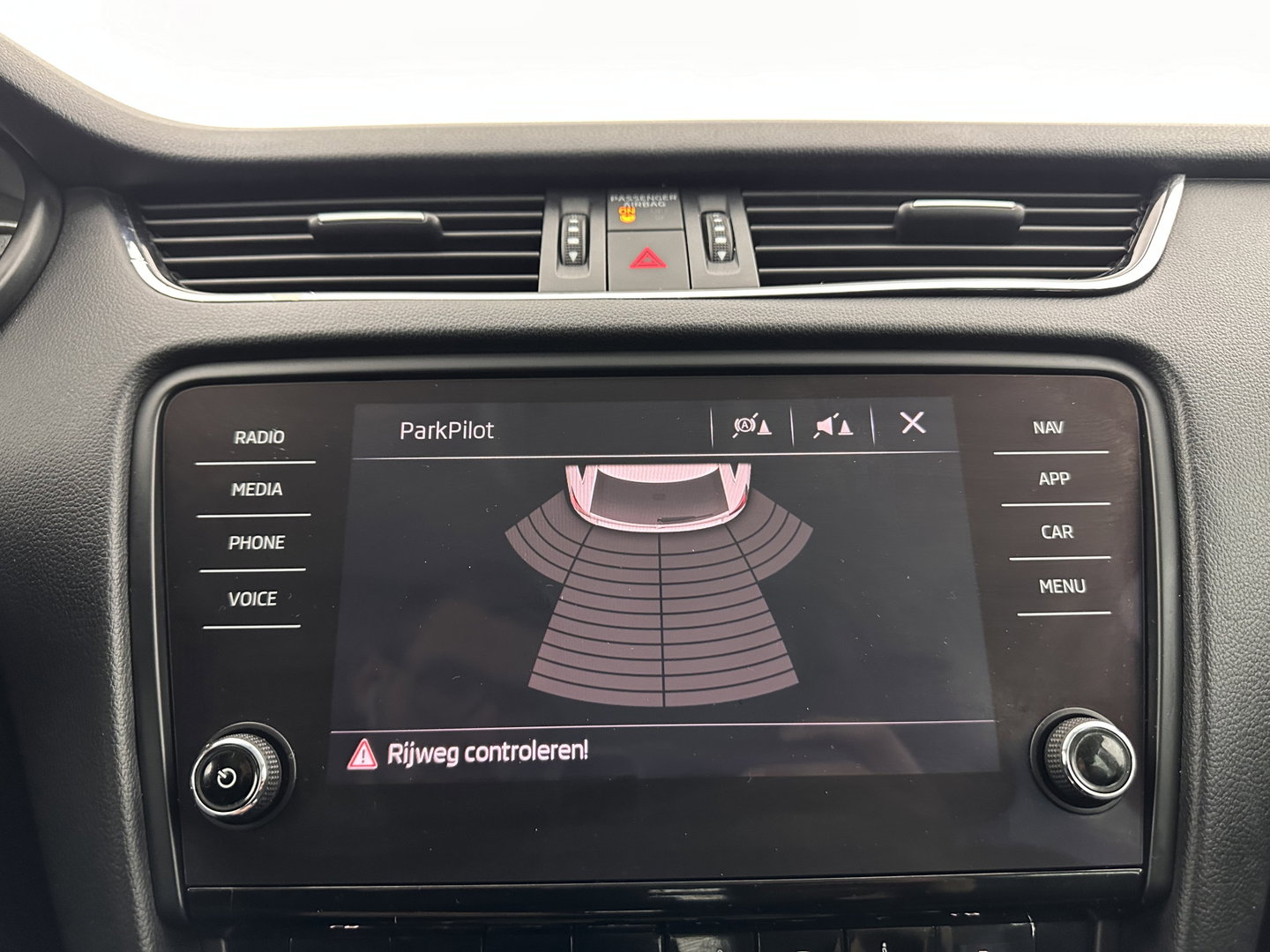 Škoda Octavia Combi 1.6 TDI Greentech Clever Edition Aut. *LEATHER-FABRIC | NAVI-FULLMAP | COMFORT-SEATS | DAB+ | HEATED-SEATS | AMUNDSEN-AUDIO | ECC | SHIFT-PADDLES | PARKPILOT | CRUISE | TOWBAR | 16''ALU *