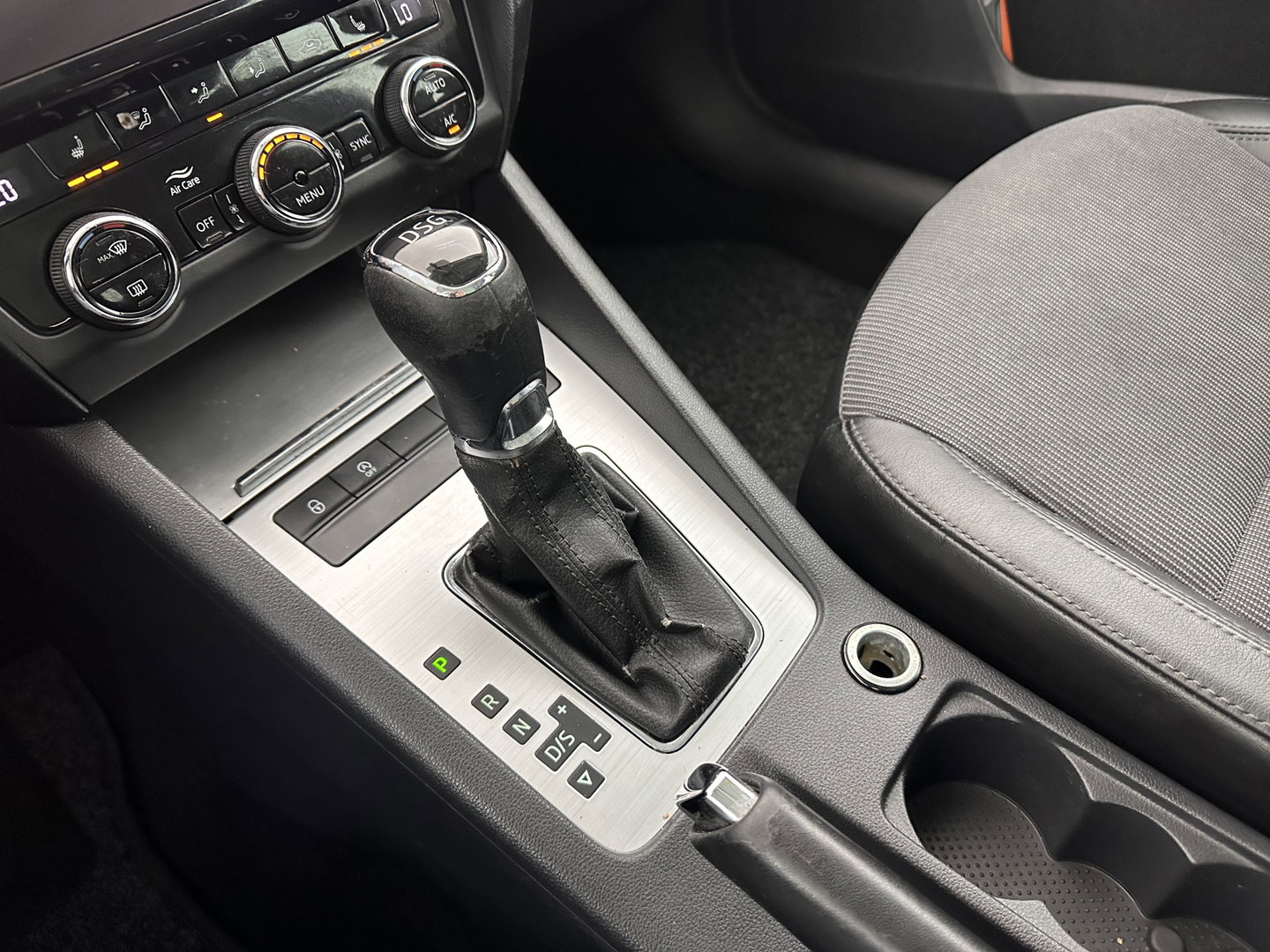 Škoda Octavia Combi 1.6 TDI Greentech Clever Edition Aut. *LEATHER-FABRIC | NAVI-FULLMAP | COMFORT-SEATS | DAB+ | HEATED-SEATS | AMUNDSEN-AUDIO | ECC | SHIFT-PADDLES | PARKPILOT | CRUISE | TOWBAR | 16''ALU *
