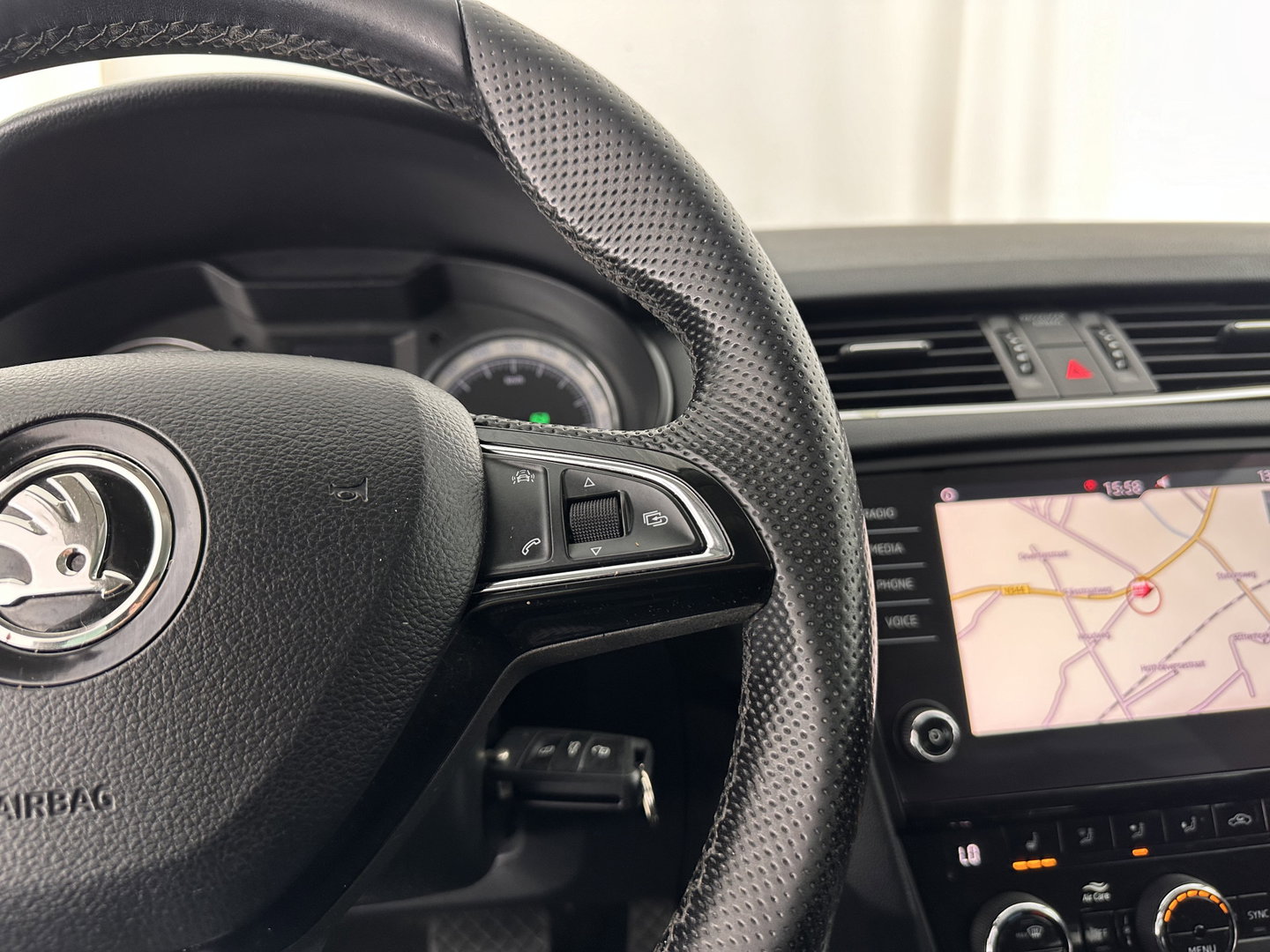 Škoda Octavia Combi 1.6 TDI Greentech Clever Edition Aut. *LEATHER-FABRIC | NAVI-FULLMAP | COMFORT-SEATS | DAB+ | HEATED-SEATS | AMUNDSEN-AUDIO | ECC | SHIFT-PADDLES | PARKPILOT | CRUISE | TOWBAR | 16''ALU *