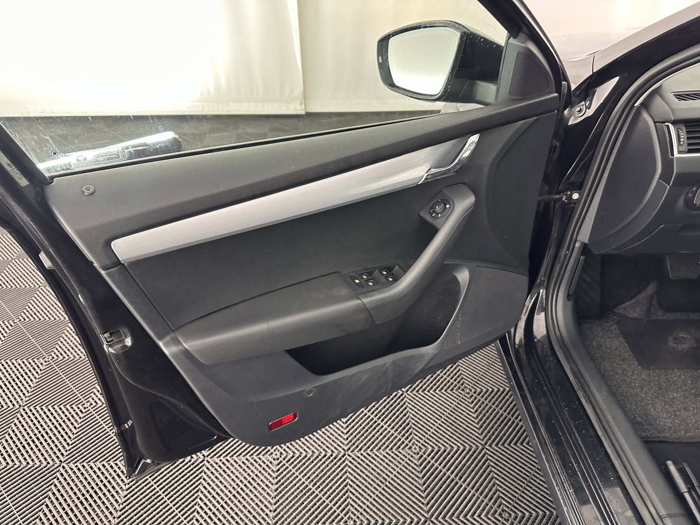 Škoda Octavia Combi 1.6 TDI Greentech Clever Edition Aut. *LEATHER-FABRIC | NAVI-FULLMAP | COMFORT-SEATS | DAB+ | HEATED-SEATS | AMUNDSEN-AUDIO | ECC | SHIFT-PADDLES | PARKPILOT | CRUISE | TOWBAR | 16''ALU *
