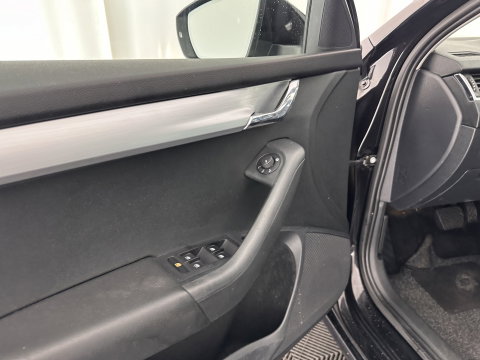 Škoda Octavia Combi 1.6 TDI Greentech Clever Edition Aut. *LEATHER-FABRIC | NAVI-FULLMAP | COMFORT-SEATS | DAB+ | HEATED-SEATS | AMUNDSEN-AUDIO | ECC | SHIFT-PADDLES | PARKPILOT | CRUISE | TOWBAR | 16''ALU *