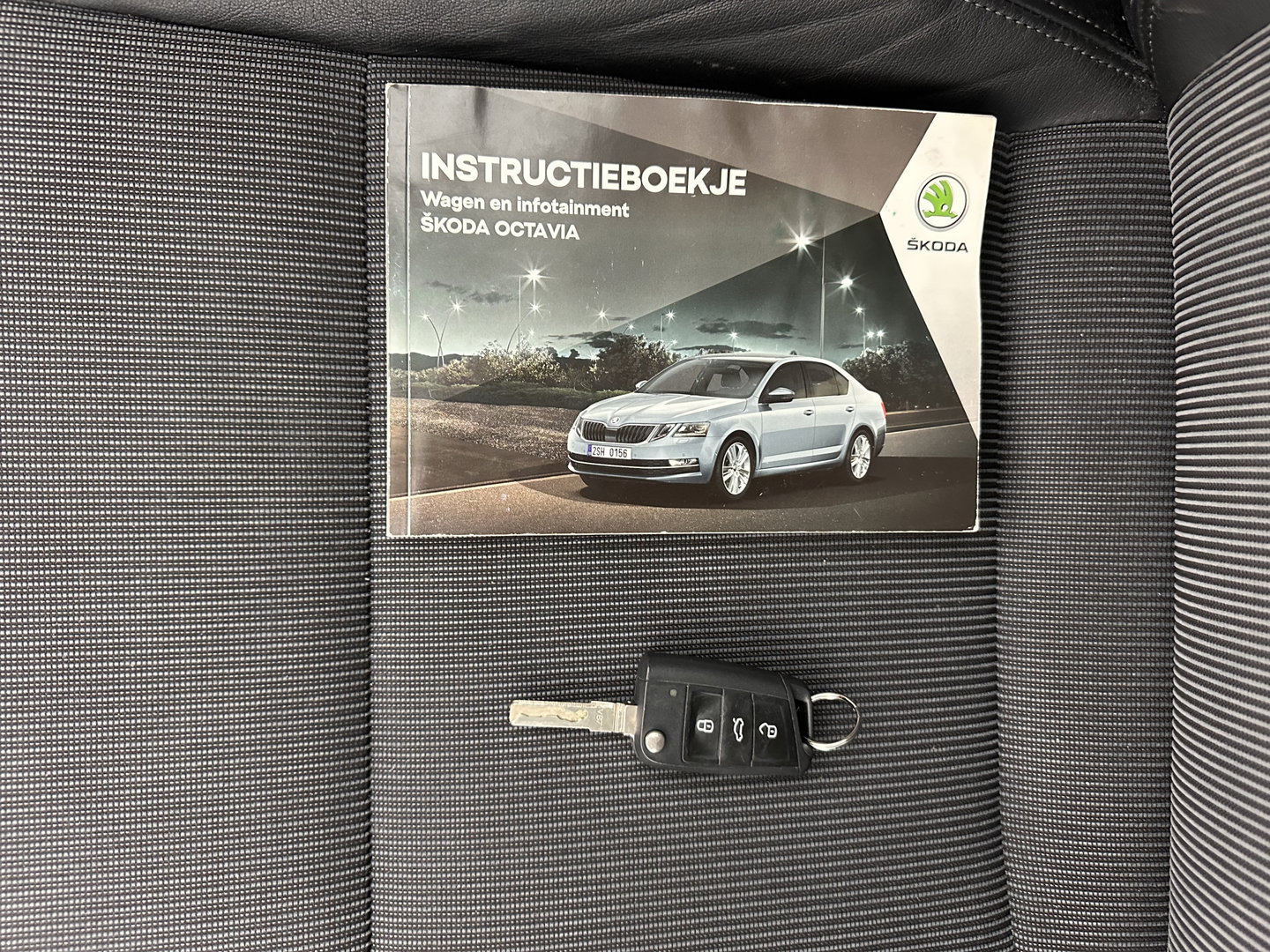 Škoda Octavia Combi 1.6 TDI Greentech Clever Edition Aut. *LEATHER-FABRIC | NAVI-FULLMAP | COMFORT-SEATS | DAB+ | HEATED-SEATS | AMUNDSEN-AUDIO | ECC | SHIFT-PADDLES | PARKPILOT | CRUISE | TOWBAR | 16''ALU *