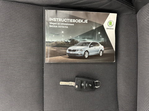 Škoda Octavia Combi 1.6 TDI Greentech Clever Edition Aut. *LEATHER-FABRIC | NAVI-FULLMAP | COMFORT-SEATS | DAB+ | HEATED-SEATS | AMUNDSEN-AUDIO | ECC | SHIFT-PADDLES | PARKPILOT | CRUISE | TOWBAR | 16''ALU *