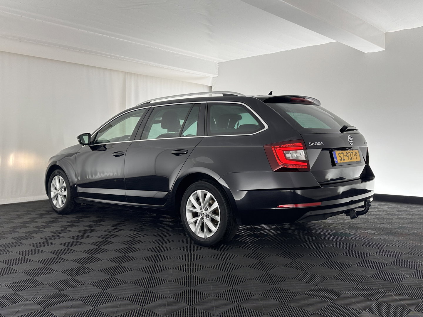 Škoda Octavia Combi 1.6 TDI Greentech Clever Edition Aut. *LEATHER-FABRIC | NAVI-FULLMAP | COMFORT-SEATS | DAB+ | HEATED-SEATS | AMUNDSEN-AUDIO | ECC | SHIFT-PADDLES | PARKPILOT | CRUISE | TOWBAR | 16''ALU *