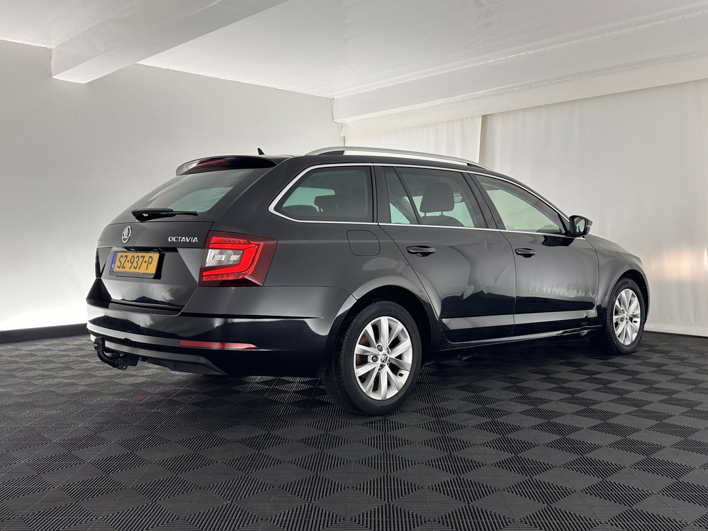 Škoda Octavia Combi 1.6 TDI Greentech Clever Edition Aut. *LEATHER-FABRIC | NAVI-FULLMAP | COMFORT-SEATS | DAB+ | HEATED-SEATS | AMUNDSEN-AUDIO | ECC | SHIFT-PADDLES | PARKPILOT | CRUISE | TOWBAR | 16''ALU *