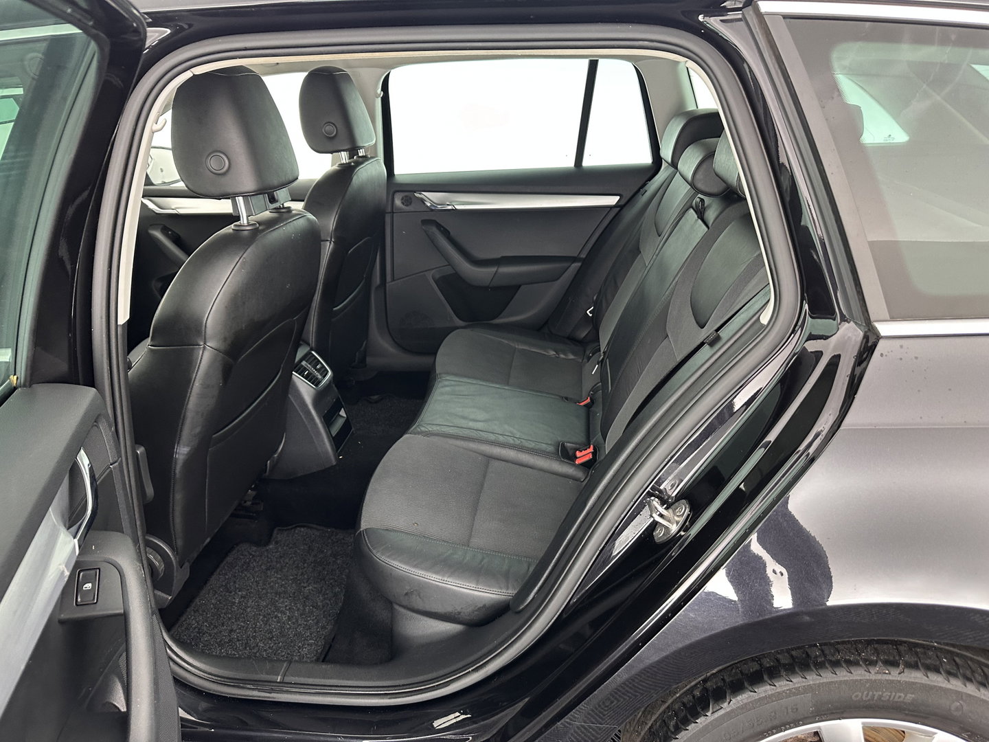 Škoda Octavia Combi 1.6 TDI Greentech Clever Edition Aut. *LEATHER-FABRIC | NAVI-FULLMAP | COMFORT-SEATS | DAB+ | HEATED-SEATS | AMUNDSEN-AUDIO | ECC | SHIFT-PADDLES | PARKPILOT | CRUISE | TOWBAR | 16''ALU *
