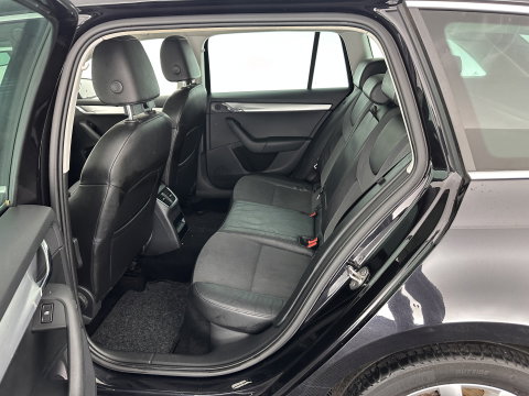 Škoda Octavia Combi 1.6 TDI Greentech Clever Edition Aut. *LEATHER-FABRIC | NAVI-FULLMAP | COMFORT-SEATS | DAB+ | HEATED-SEATS | AMUNDSEN-AUDIO | ECC | SHIFT-PADDLES | PARKPILOT | CRUISE | TOWBAR | 16''ALU *