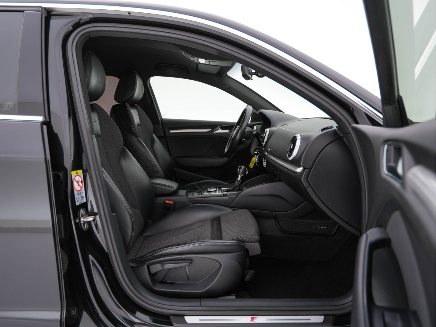 Audi A3 Sportback 1.5 TFSI CoD S-Line Edition Aut. *FULL-LED | LEATHER-FABRIC | NAVI-FULLMAP | SPORTSEATS | AUDI-SOUND | ECC | PDC | PRIVACYGLASS | CRUISE | 18''ALU*