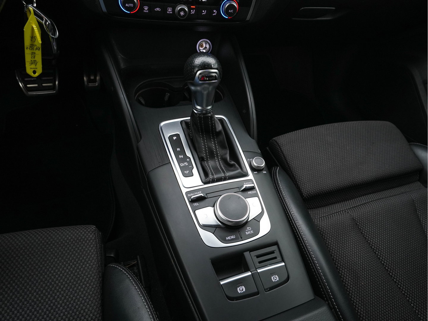 Audi A3 Sportback 1.5 TFSI CoD S-Line Edition Aut. *FULL-LED | LEATHER-FABRIC | NAVI-FULLMAP | SPORTSEATS | AUDI-SOUND | ECC | PDC | PRIVACYGLASS | CRUISE | 18''ALU*