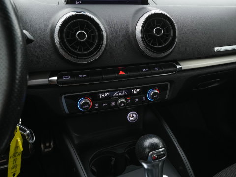Audi A3 Sportback 1.5 TFSI CoD S-Line Edition Aut. *FULL-LED | LEATHER-FABRIC | NAVI-FULLMAP | SPORTSEATS | AUDI-SOUND | ECC | PDC | PRIVACYGLASS | CRUISE | 18''ALU*