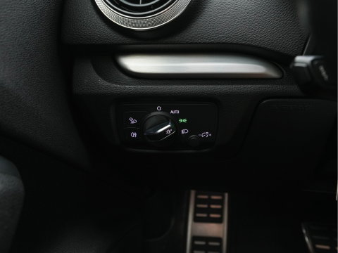Audi A3 Sportback 1.5 TFSI CoD S-Line Edition Aut. *FULL-LED | LEATHER-FABRIC | NAVI-FULLMAP | SPORTSEATS | AUDI-SOUND | ECC | PDC | PRIVACYGLASS | CRUISE | 18''ALU*