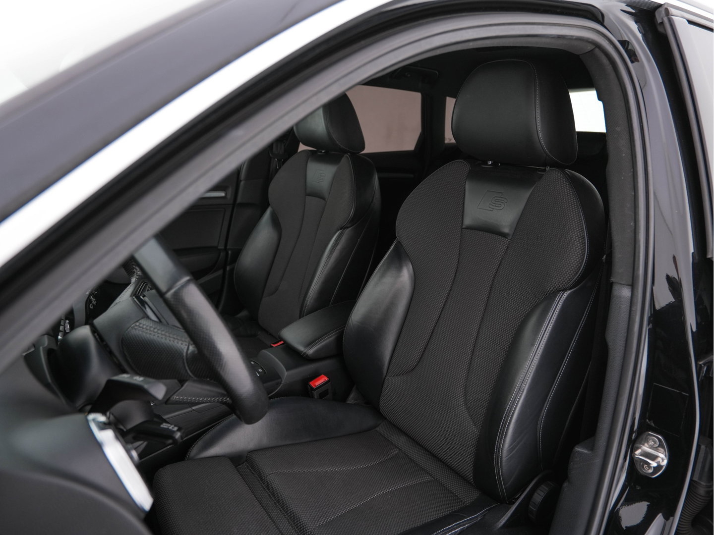 Audi A3 Sportback 1.5 TFSI CoD S-Line Edition Aut. *FULL-LED | LEATHER-FABRIC | NAVI-FULLMAP | SPORTSEATS | AUDI-SOUND | ECC | PDC | PRIVACYGLASS | CRUISE | 18''ALU*