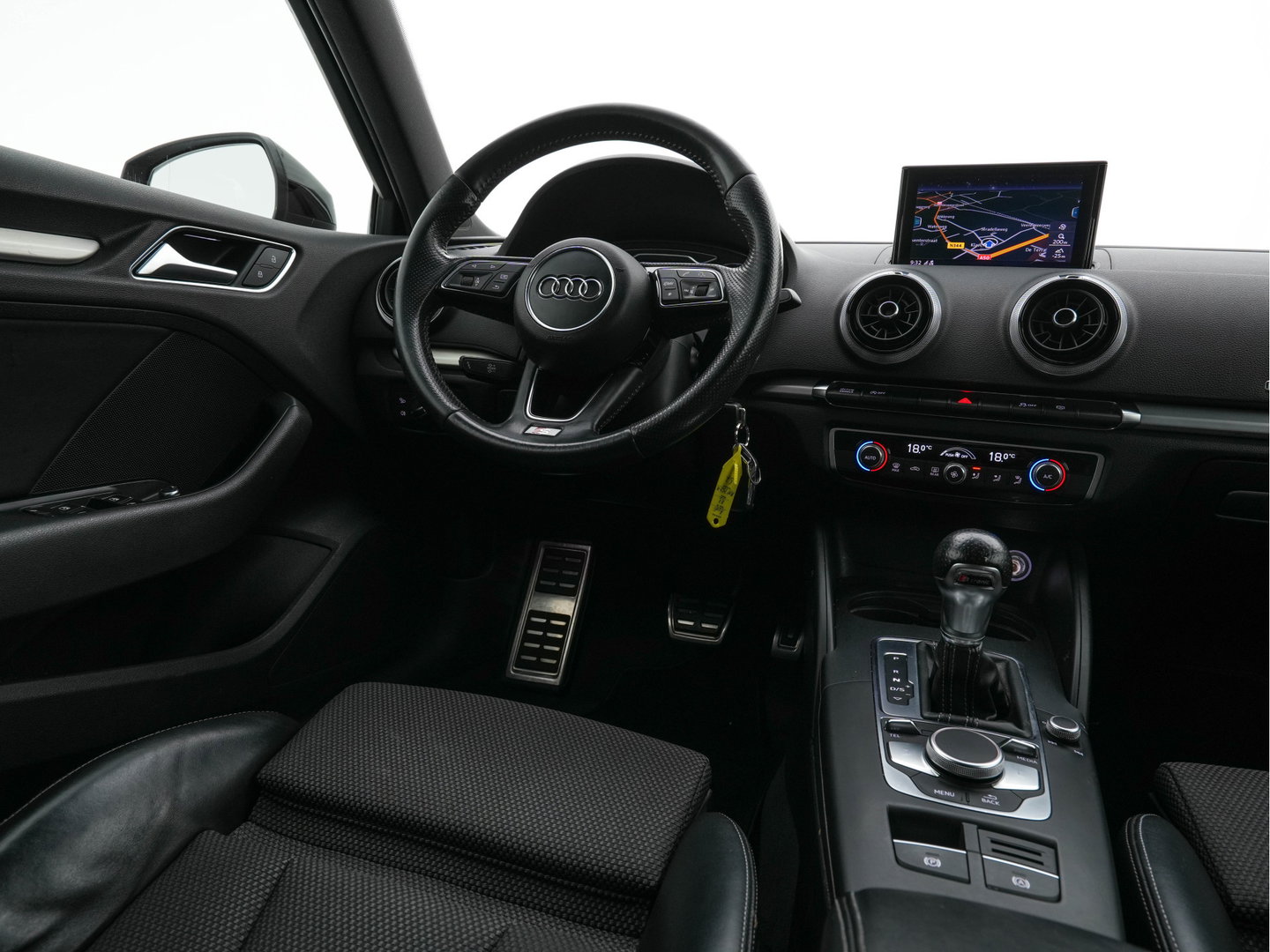 Audi A3 Sportback 1.5 TFSI CoD S-Line Edition Aut. *FULL-LED | LEATHER-FABRIC | NAVI-FULLMAP | SPORTSEATS | AUDI-SOUND | ECC | PDC | PRIVACYGLASS | CRUISE | 18''ALU*