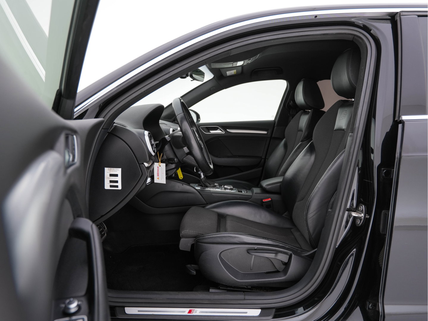 Audi A3 Sportback 1.5 TFSI CoD S-Line Edition Aut. *FULL-LED | LEATHER-FABRIC | NAVI-FULLMAP | SPORTSEATS | AUDI-SOUND | ECC | PDC | PRIVACYGLASS | CRUISE | 18''ALU*